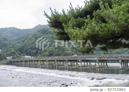 夏の京都嵐山　夕暮れの桂川と渡月橋　京都府京都市 92755962