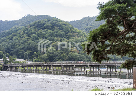 夏の京都嵐山 夕暮れの桂川と渡月橋 京都府京都市 夏の京都嵐山 夕暮れの桂川と渡月橋 京都府京都市 92755963