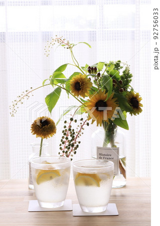レモン水と花 92756033