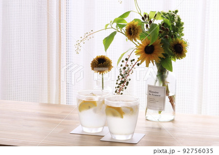 レモン水と花 92756035