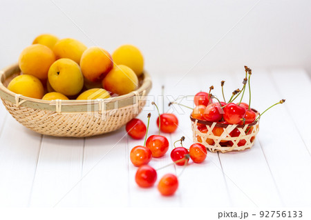 完熟梅とさくらんぼ 92756133
