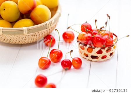 完熟梅とさくらんぼ 完熟梅とさくらんぼ 92756135