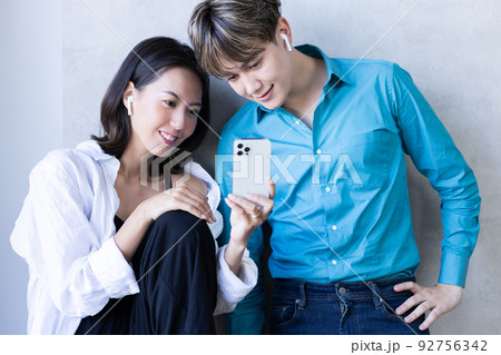 音楽を聴くカップル 92756342