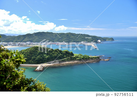 加太湾(奥)・城ヶ崎・深山湾(手前)　【和歌山県和歌山市加太】 92756511