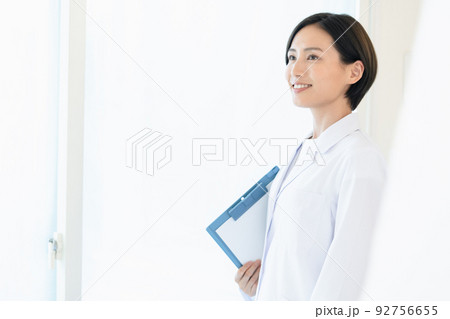 白衣を着た女性 92756655