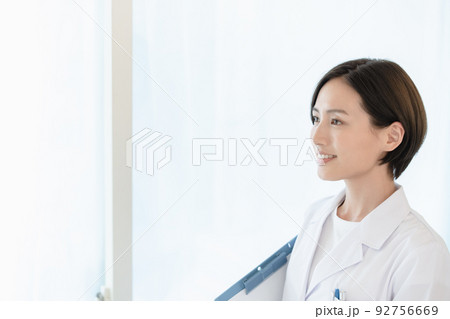白衣を着た女性 白衣を着た女性 92756669