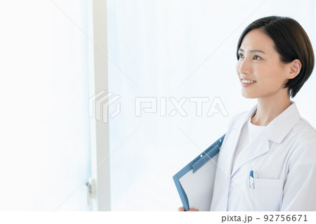 白衣を着た女性 92756671