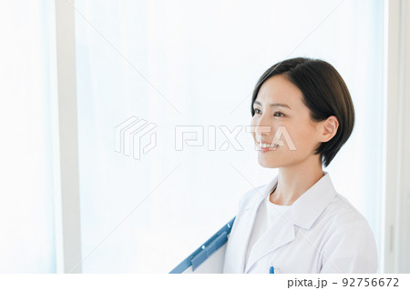 白衣を着た女性 92756672