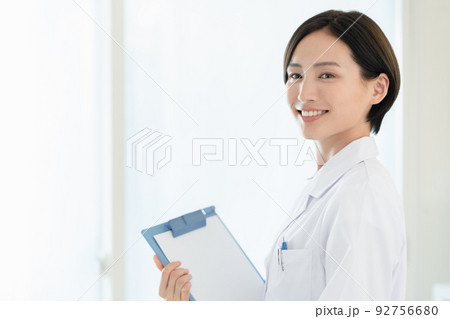 白衣を着た女性 白衣を着た女性 92756680