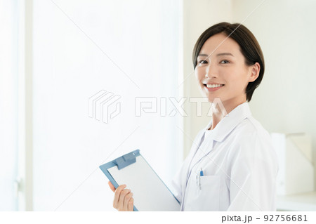 白衣を着た女性 92756681