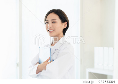白衣を着た女性 92756684