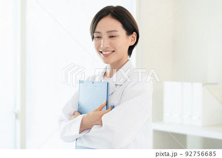 白衣を着た女性 92756685