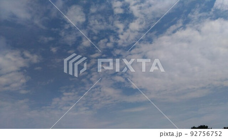検見川浜の上の白い雲と青い空 92756752