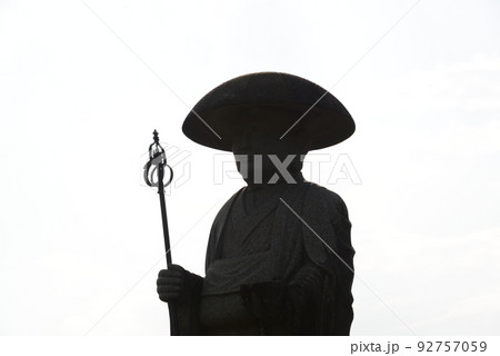 錫杖を持った仏教の偉人の銅像 92757059