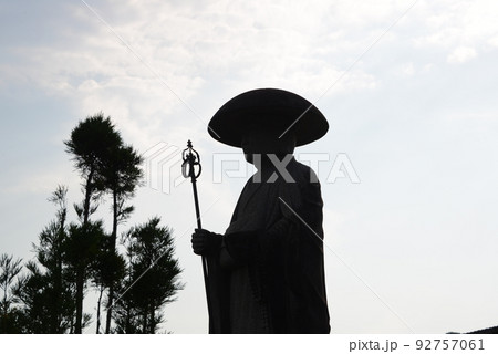 錫杖を持った仏教の偉人の銅像 錫杖を持った仏教の偉人の銅像 92757061