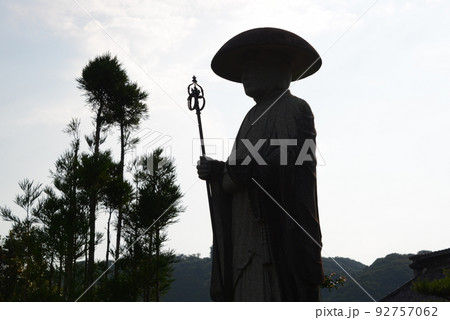 錫杖を持った仏教の偉人の銅像 92757062