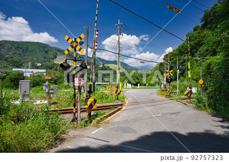 第一小山踏切の夏景色 踏切の風景 第一小山踏切の夏景色 踏切の風景 92757323