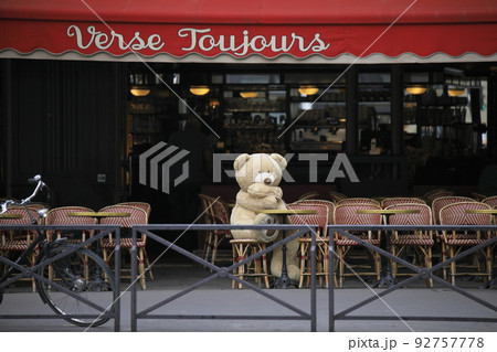 パリの街並みに溶け込む くまのぬいぐるみの写真素材 [92757778] - PIXTA