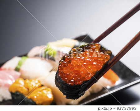 にぎり寿司　イクラ 92757995