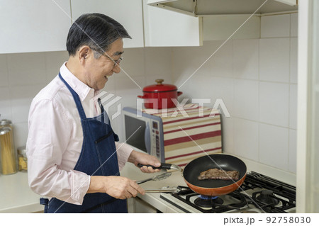 料理をするシニアの男性 92758030