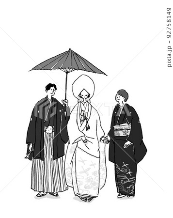番傘を持った新郎新婦と母親　　縦、モノクロ、白無垢A 92758149