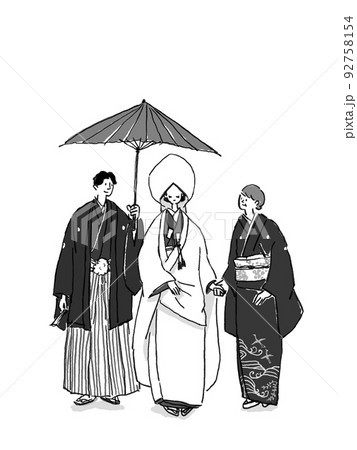 番傘を持った新郎新婦と母親　　縦、モノクロ、白無垢B 92758154