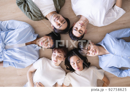 若い男女 友達 若い男女 友達 92758625