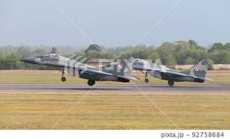 ポーランド空軍MiG-29編隊離陸 92758684