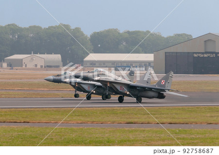 ポーランド空軍MiG-29編隊離陸 ポーランド空軍MiG-29編隊離陸 92758687
