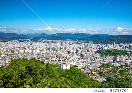 広島市街地の遠景です。右に比治山公園、中央にhitoto広島The towerが見えます。精密描写 広島市街地の遠景です。右に比治山公園、中央にhitoto広島The towerが見えます。精密描写 92758704