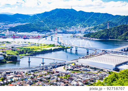 広島市東部方面の市街地遠景です。高速3号線、広島大橋のJCTが見えます。手前側はマツダの工場群です。 広島市東部方面の市街地遠景です。高速3号線、広島大橋のJCTが見えます。手前側はマツダの工場群です。 92758707