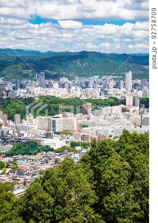 広島市街地の遠景です。比治山公園、広島大学医学部病院、グランドタワー、比治山町、段原地区が見えます。 広島市街地の遠景です。比治山公園、広島大学医学部病院、グランドタワー、比治山町、段原地区が見えます。 92758709