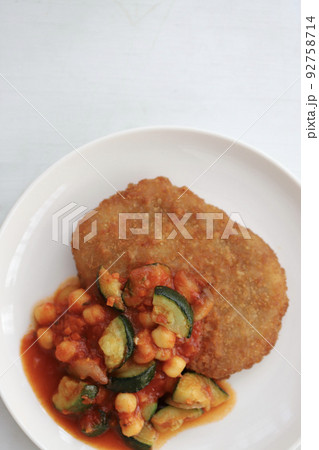 ゴロゴロ野菜のトマトソースをかけたトンカツ 92758714