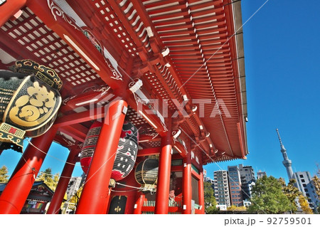 浅草寺山門から仰ぎ見る秋空とスカイツリー 浅草寺山門から仰ぎ見る秋空とスカイツリー 92759501