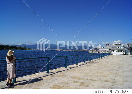 海景色を眺める女性 92759623