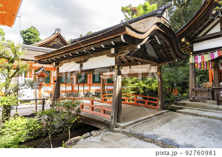 夏の京都　上賀茂神社（加茂別雷神社）　境内の御物井川(御物忌川)　京都府京都市 92760981