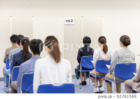 行列に並ぶ人々 行列に並ぶ人々 92761569