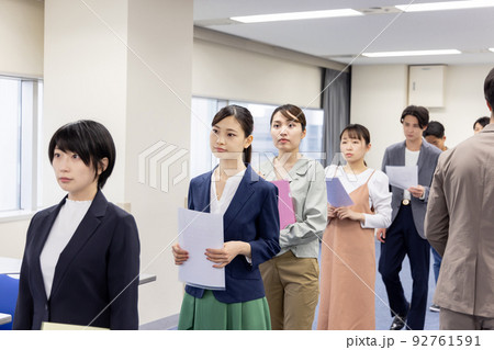 行列に並ぶ人々 92761591