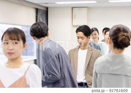 行列に並ぶ人々 92761600