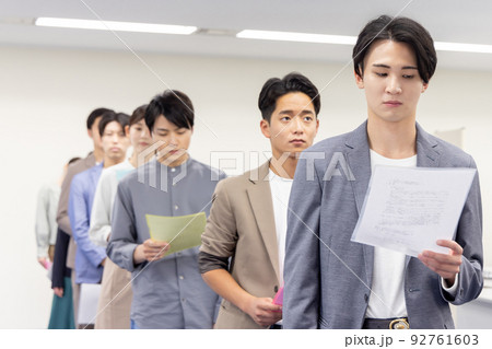 行列に並ぶ人々 92761603