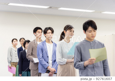 行列に並ぶ人々 92761607