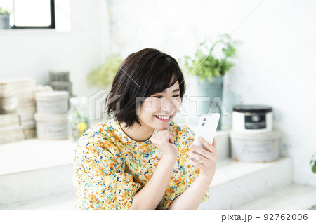 スマホ　女性　ポートレート　かわいい　検索　発見 92762006