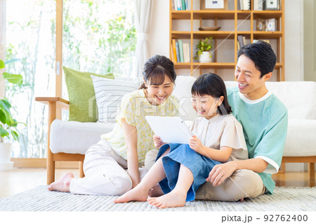 タブレットを見る若い家族 タブレットを見る若い家族 92762400