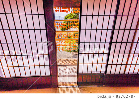 (山梨県)旧高野家住宅(甘草屋敷) 座敷から見る、軒先のころ柿 (山梨県)旧高野家住宅(甘草屋敷) 座敷から見る、軒先のころ柿 92762787