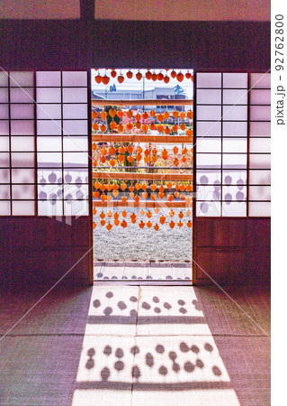 （山梨県）旧高野家住宅（甘草屋敷）　座敷から見る、軒先のころ柿 92762800