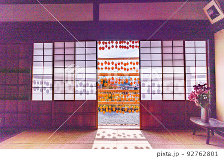 （山梨県）旧高野家住宅（甘草屋敷）　座敷から見る、軒先のころ柿 92762801