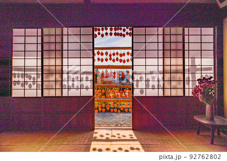 （山梨県）旧高野家住宅（甘草屋敷）　座敷から見る、軒先のころ柿 92762802