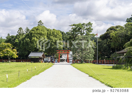 夏の京都　上賀茂神社（加茂別雷神社）　二の鳥居と参道　京都府京都市 92763088