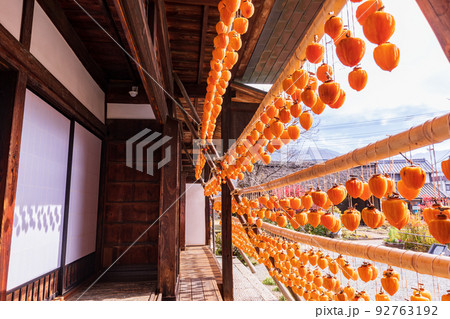 (山梨県)旧高野家住宅(甘草屋敷)、軒先の柿すだれ(枯露柿) (山梨県)旧高野家住宅(甘草屋敷)、軒先の柿すだれ(枯露柿) 92763192