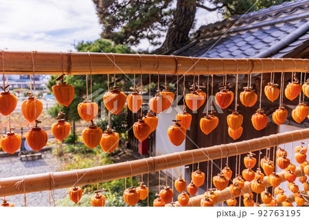 （山梨県）旧高野家住宅（甘草屋敷）、軒先の柿すだれ（枯露柿） 92763195